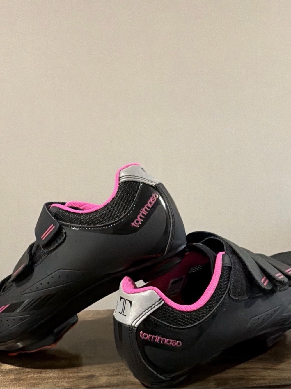 Tommaso Women's Black and Pink Athletic Cycling Shoes